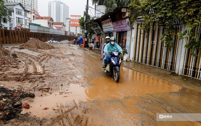 Người dân bì bõm lội nước qua dự án trị giá 816 tỷ đồng