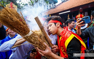 Trai tráng thi nhau thổi lửa, nấu cơm giữa lòng Thủ đô