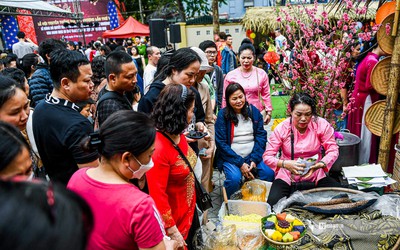 Người dân xếp hàng thử đặc sản bậc nhất Hà Nội