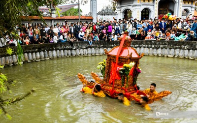 Độc đáo rước kiệu “bay” qua sông, quay giữa giếng chùa