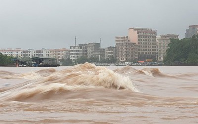 Nước sông Ka Long dâng cao sau bão, đe dọa trung tâm Móng Cái