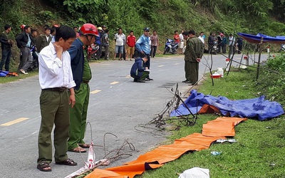 Tá hỏa phát hiện người đàn ông tử vong dưới mương nước