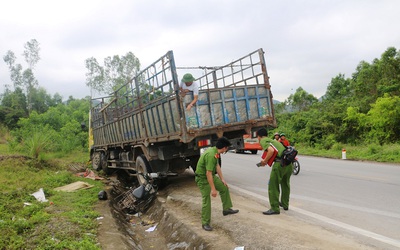 Nghệ An: Xe tải lao sang đường đâm chết người đàn ông buôn gà