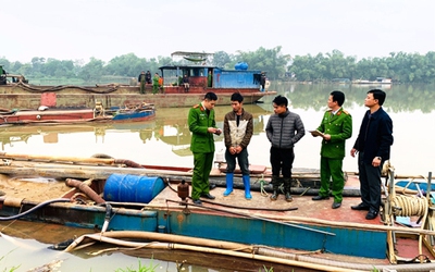 Nổ súng chỉ thiên trấn áp 2 tàu khai thác cát lậu bỏ chạy trên sông Mã