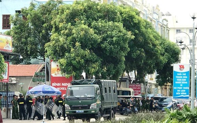 Nóng: Hàng trăm cảnh sát trấn áp côn đồ dùng bom xăng, đập phá nhà hàng, đâm chém nhân viên ở biển Hải Tiến