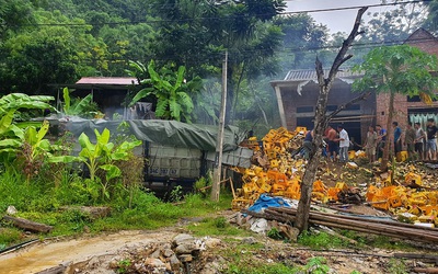 Kinh hoàng xe chở bia lao vào nhà dân khiến 2 người chết tại chỗ