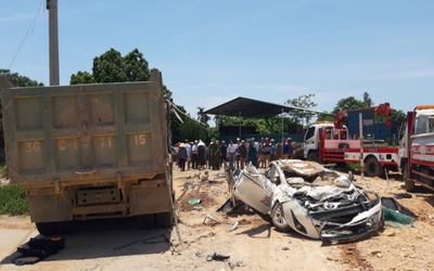 Tai nạn kinh hoàng: Howo chở đất lật đè nát xe con, 3 người chết tại chỗ