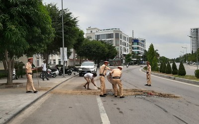 CSGT đội nắng, nhịn cơm trưa xử lý vết dầu nhớt chảy giữa đường khiến đôi nam nữ gặp nạn