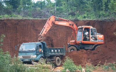 Khai thác đất trái phép công khai, rầm rộ như “trẩy hội” ở Thanh Hóa