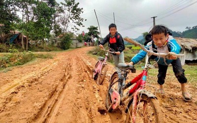 Học sinh phải “đánh vật” trên còn đường tới trường