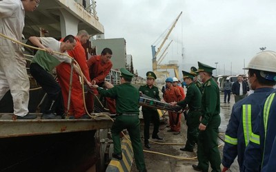 Bộ đội biên phòng cứu chữa cho 3 thuyền viên nước ngoài bị ngạt khí