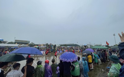 Dòng người đội mưa xem giải bóng chuyền “phủi” hàng đầu Việt Nam