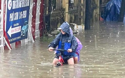 Mưa lớn thâu đêm, nhiều tuyến đường ở TP.Thanh Hóa bị ngập sâu