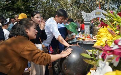 Hàng nghìn người chen chân đi quanh huyệt đạo trời đất để cầu may