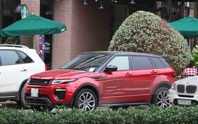 Range Rover Evoque màu đỏ của Sơn Tùng MTP giá bao nhiêu?