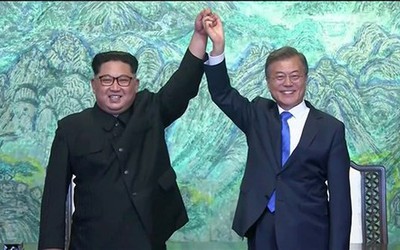 Bí mật chiếc USB Tổng thống Moon Jae-in tặng ông Kim Jong-un