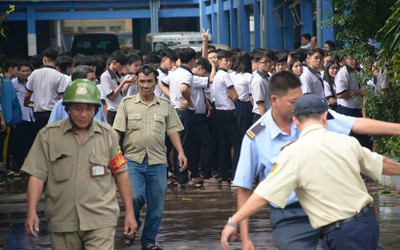 Cháy trường, hàng trăm học sinh di tản