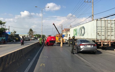 Xe ben tông lật "xế hộp", 3 người thoát chết trong gang tấc