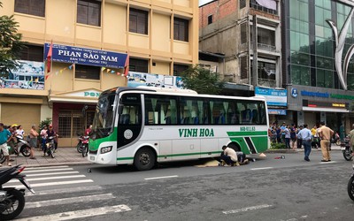 Bà lão nhặt ve chai bị xe khách tông tử vong thương tâm