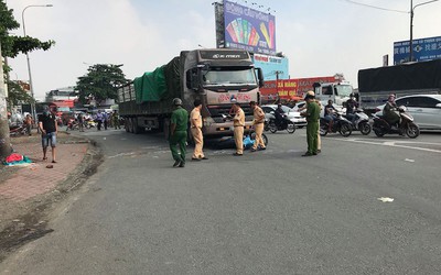 Clip: Hiện trường vụ va chạm xe đầu kéo làm hai vợ chồng tử vong, bé gái nguy kịch