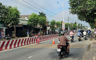 Bình Dương: Điều tra vụ 3 nam thanh niên đi xe máy lao vào cột đèn và tử vong