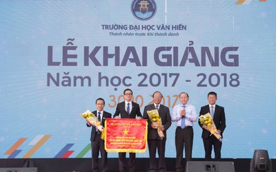 Bộ GD&ĐT tặng cờ thi đua cho trường đại học Văn Hiến