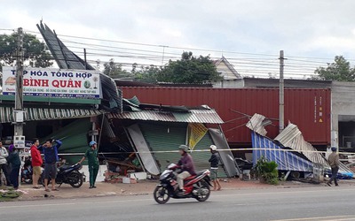 "Hung thần" ủi bay 4 nhà dân trong đêm, 10 người thoát chết