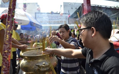 “Biển người” đổ về Bình Dương tham dự lễ rước kiệu Bà Chúa Thiên Hậu