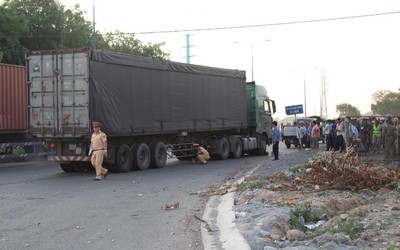 Nam thanh niên bị “hung thần” container cán tử vong