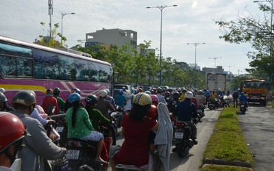 Xe tải "làm xiếc" trên đại lộ, giao thông kẹt cứng, ùn tắc nghiêm trọng