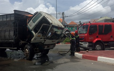 Cháy xe tải, tài xế và phụ xe đạp cửa chạy thục mạng