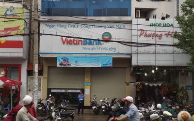 Bắt nam thanh niên cầm dao cướp tiền khách trong ngân hàng