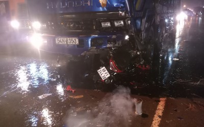 Xe máy tông trực diện xe tải trong mưa lớn, một người tử vong