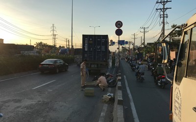 Chạy vào làn ô tô, người đàn ông bị container cán tử vong