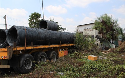 Kinh hoàng xe container lao thẳng vào quán bún, chủ quán thoát chết trong gang tấc