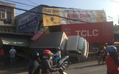 Container lao sập nhà dân, Mazda tông móp đầu taxi