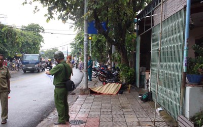 Lao thẳng vào cột đèn trong cơn mưa lớn, hai thanh niên thương vong