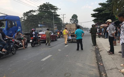 Liên tiếp tông phải ô tô, người đàn ông tử vong trên đường