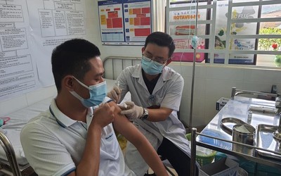 Bình Dương: Tiêm vaccine phòng Covid-19 cho hơn 1.000 người