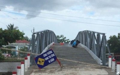 Tháo biển cấm cho xe chở vật tư vào nhà, Phó Bí thư xã nói... "không làm ngang"