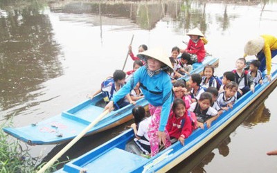 Cà Mau: Học sinh vùng sâu đi đò đến dự lễ Khai giảng năm học mới