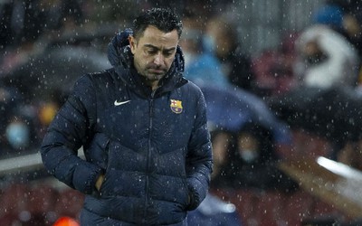 Barca & 2 cơn đau đầu mà Xavi chưa thể tìm ra thuốc giải