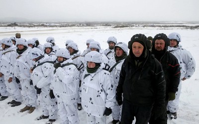 Căng thẳng leo thang: Ukraine triển khai quân lực đến biên giới, Nga tập trận tên lửa sấm sét