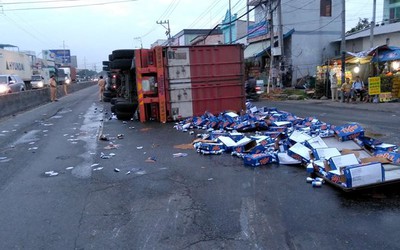 Hành động bất ngờ của người dân khi container chở bia lật nghiêng