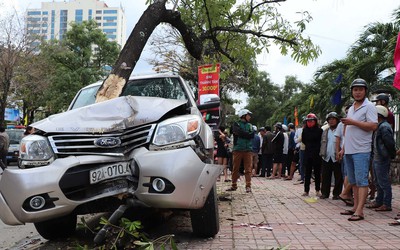 Xe “điên” tông gục 2 mẹ con đang đứng chờ xe buýt trên vỉa hè