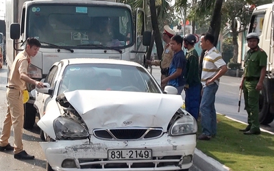 Ngủ gật trên đường, tài xế xe tải gây tai nạn liên hoàn