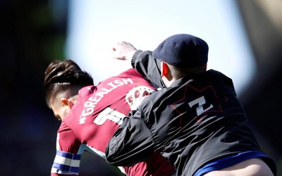 Video: Fan cuồng tấn công cầu thủ Aston Villa ngay giữa trận đấu
