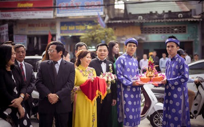 Tục “cha đưa mẹ đón” trong đám cưới có ý nghĩa như thế nào?