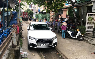 Xe sang Audi đậu giữa đường ray, tàu hỏa buộc phải dừng đột ngột