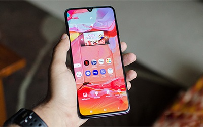 Samsung trình làng Galaxy A70 màn hình siêu lớn, giá 9,3 triệu đồng